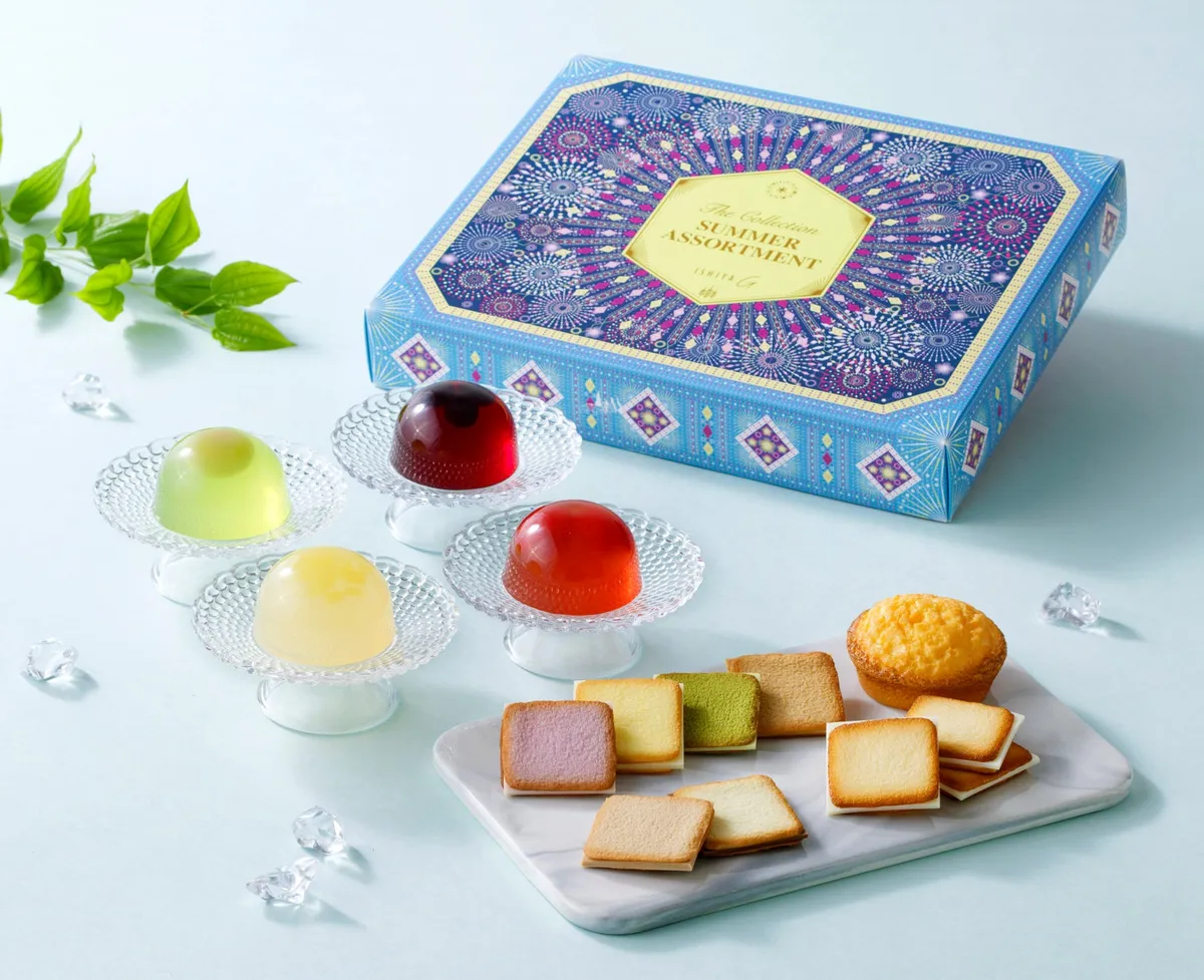 花火柄のパッケージと色とりどりのスイーツが入ったアソートセット
