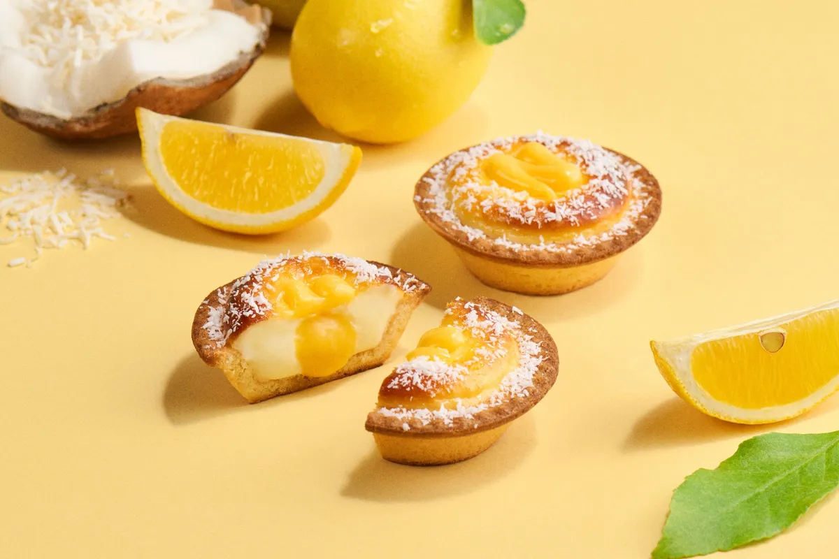 カットされた断面から溢れるレモンクリームと食材のイメージ