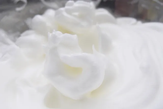 生地に使用されるふわふわのメレンゲ