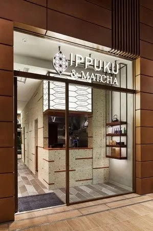 洗練されたデザインが目を引くIPPUKU＆MATCHAの店舗外観