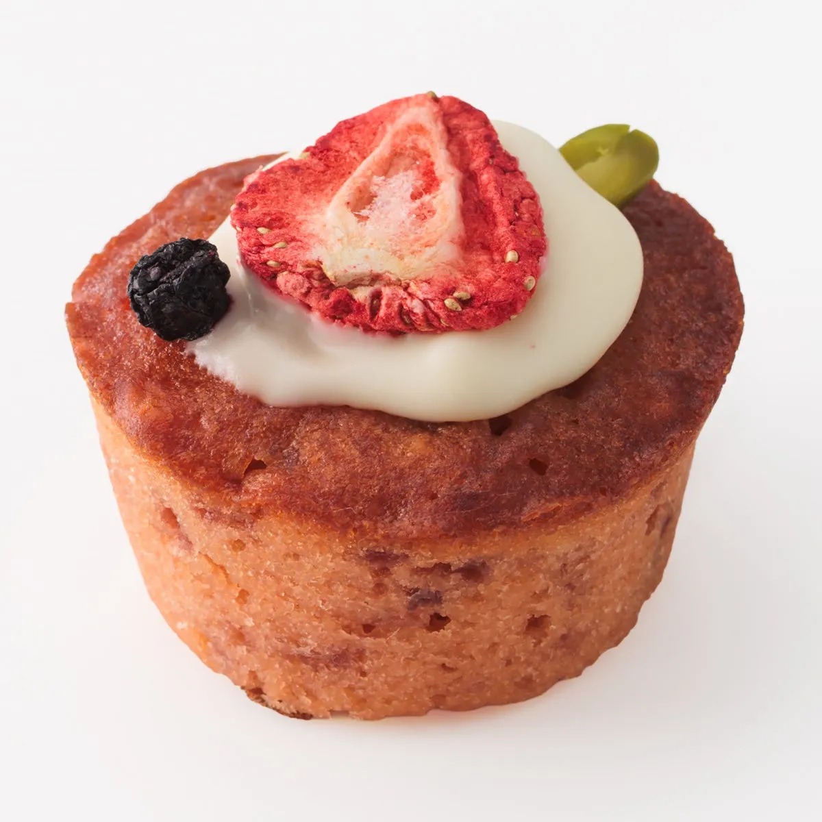 苺のドライフルーツとピスタチオをトッピングしたしっとり食感のパウンドケーキ
