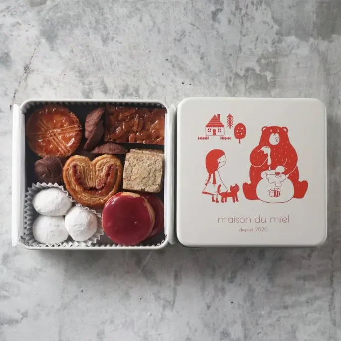 メゾン・デュ・ミエルの赤いクッキー缶