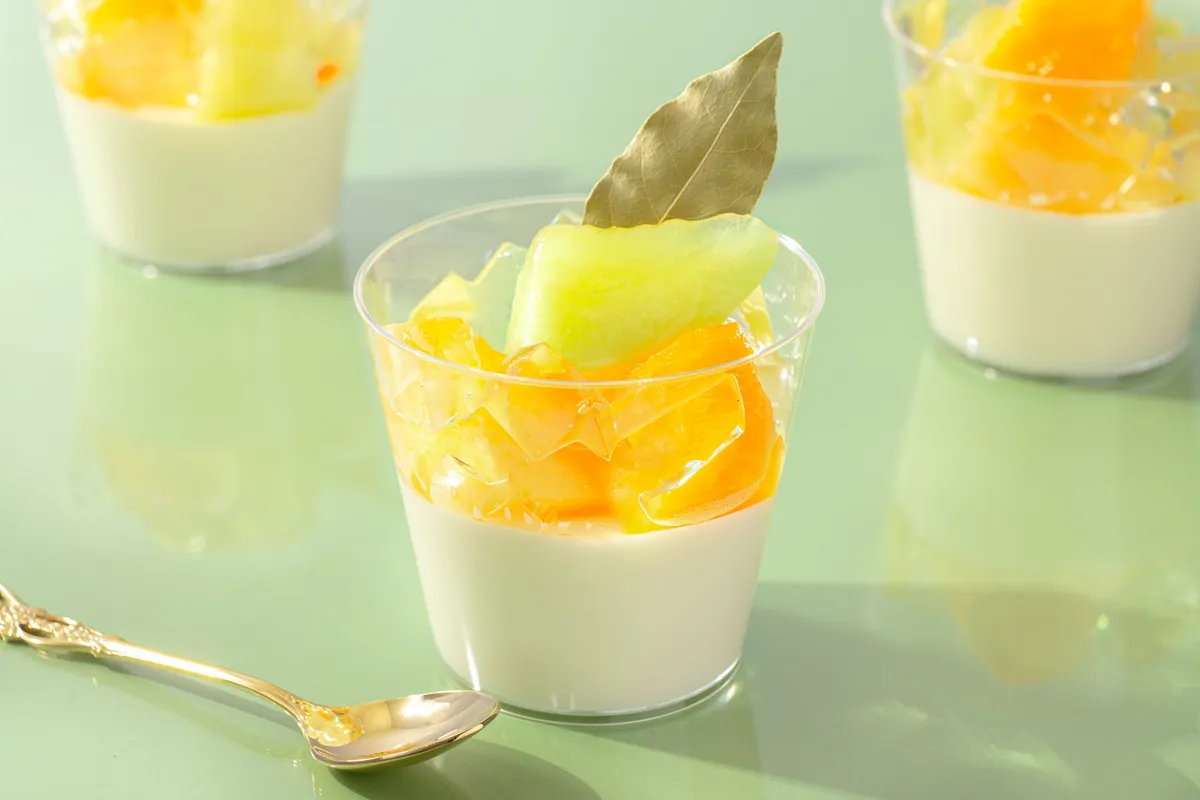 2色のメロンとジュレがのった杏仁豆腐