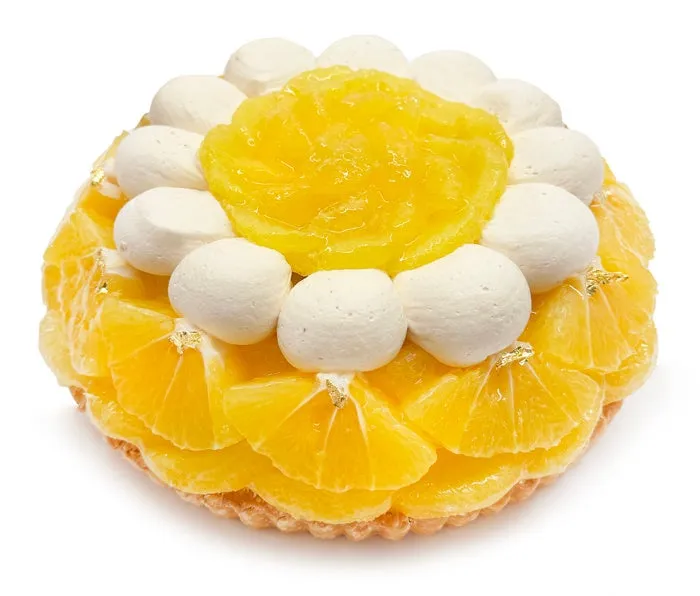 鮮やかなオレンジとたっぷりのクリームが目を引く限定タルト