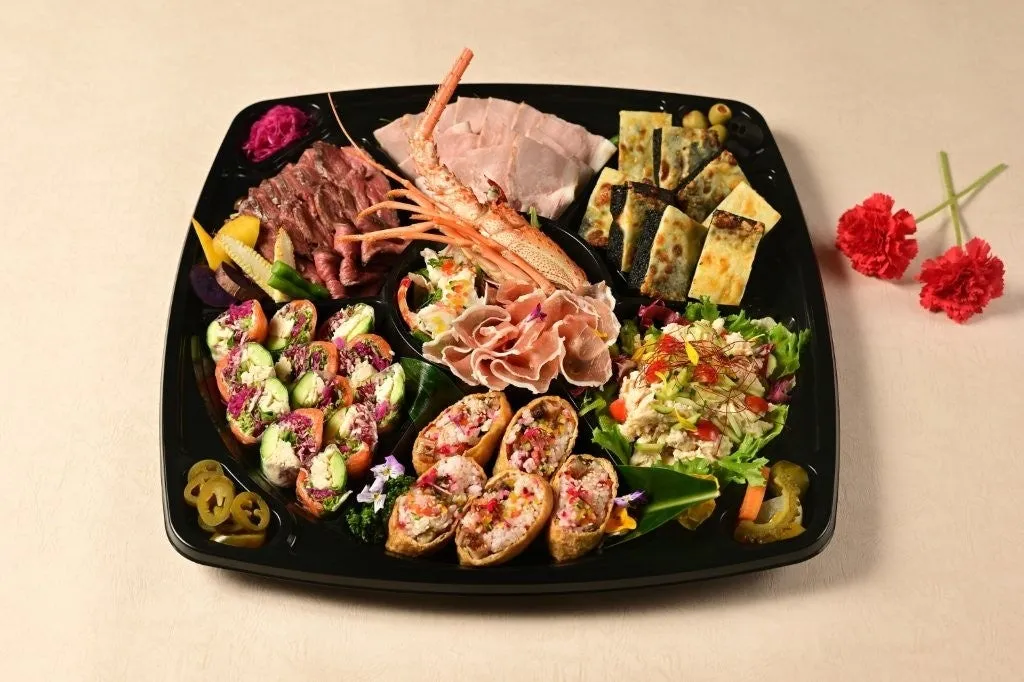 伊勢海老や肉料理が並ぶ豪華な母の日オードブル