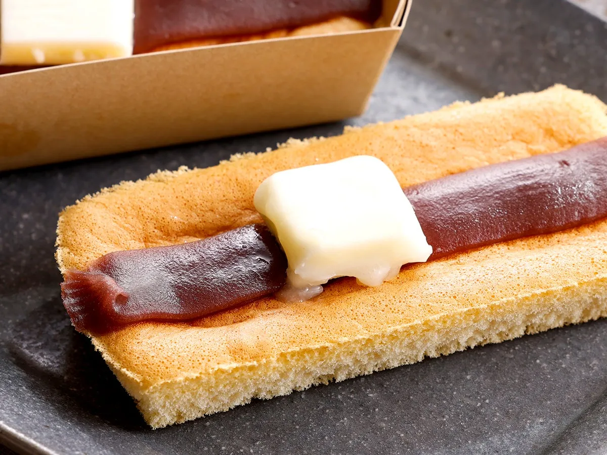 ふわふわのカステラ生地と、とろけるバターの質感が食欲をそそる近影