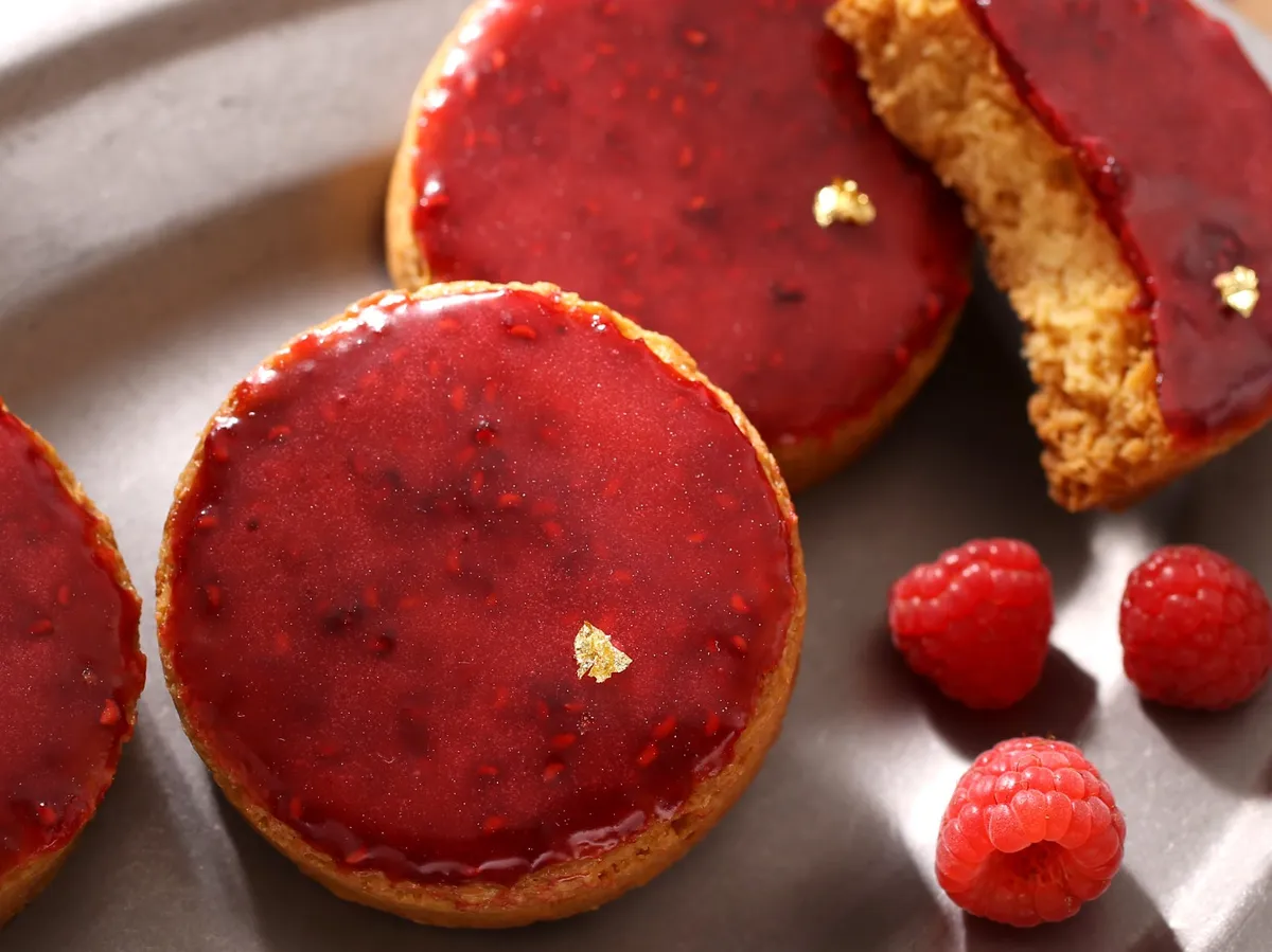 フランボワーズのコンフィチュールを添えたガレット