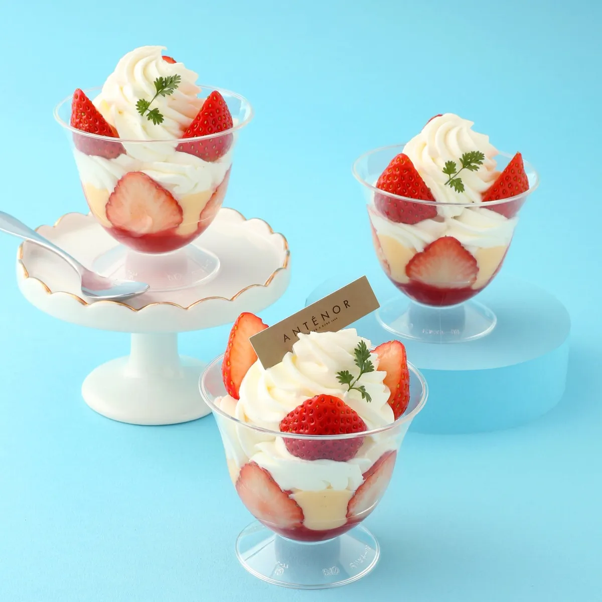 苺とクリームを層にしたカップショートケーキ