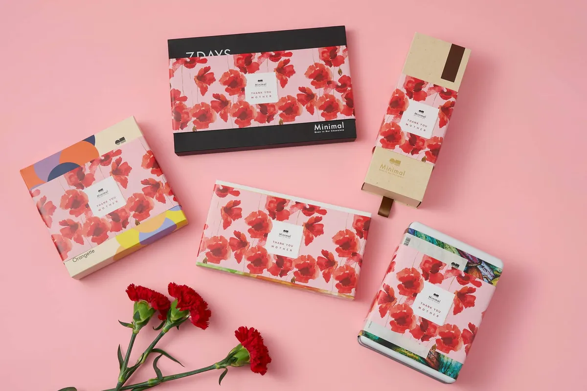 カーネーションを添えた母の日限定のギフトパッケージ