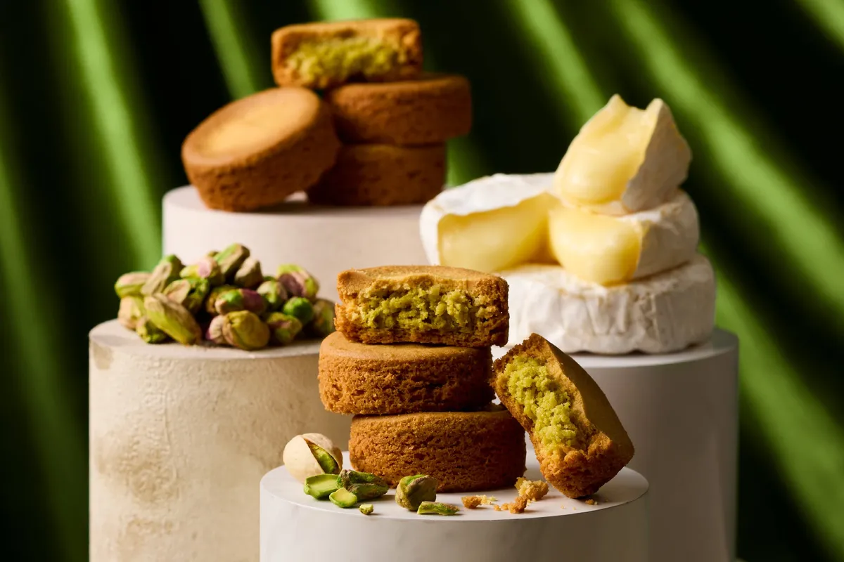 カマンベールのコクとピスタチオの風味が楽しめる厚焼きのガレット