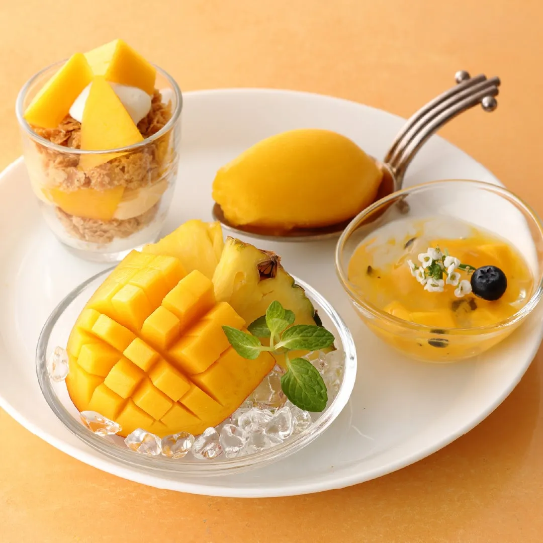 フレッシュマンゴーやソルベが盛られたプレート