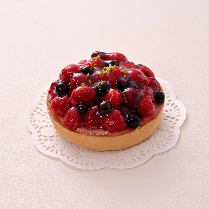 数種類のベリーを敷き詰めた鮮やかなタルト