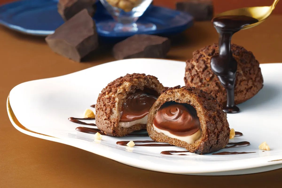 チョコクリームが溢れ出すシューもっちの断面