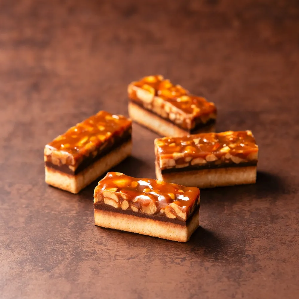 ナッツとキャラメルが層になったミリオネアショートブレッドの断面