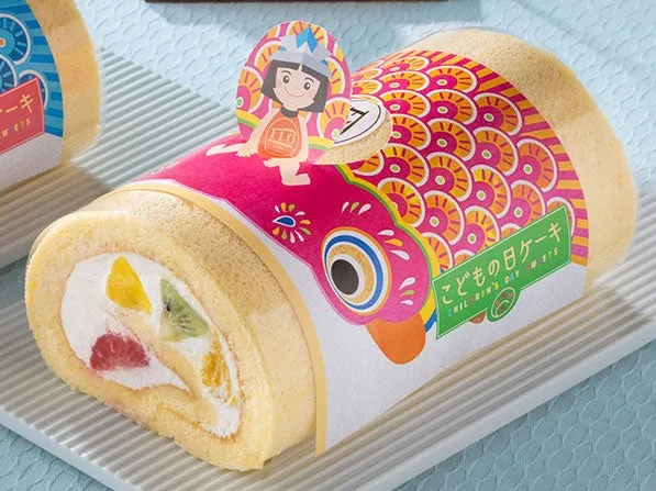 赤いこいのぼりラッピングのロールケーキ