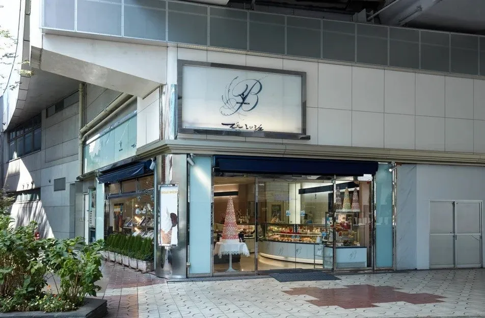 ブールミッシュの洗練された店舗外観