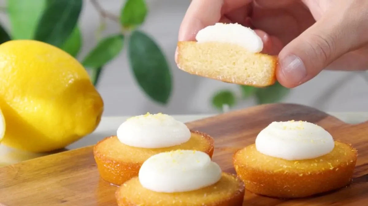 断面からシロップが染み出すフィナンシェ