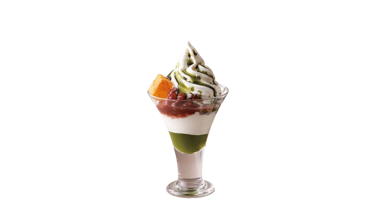 抹茶ゼリーとソフトクリームが層になった抹茶サンデー
