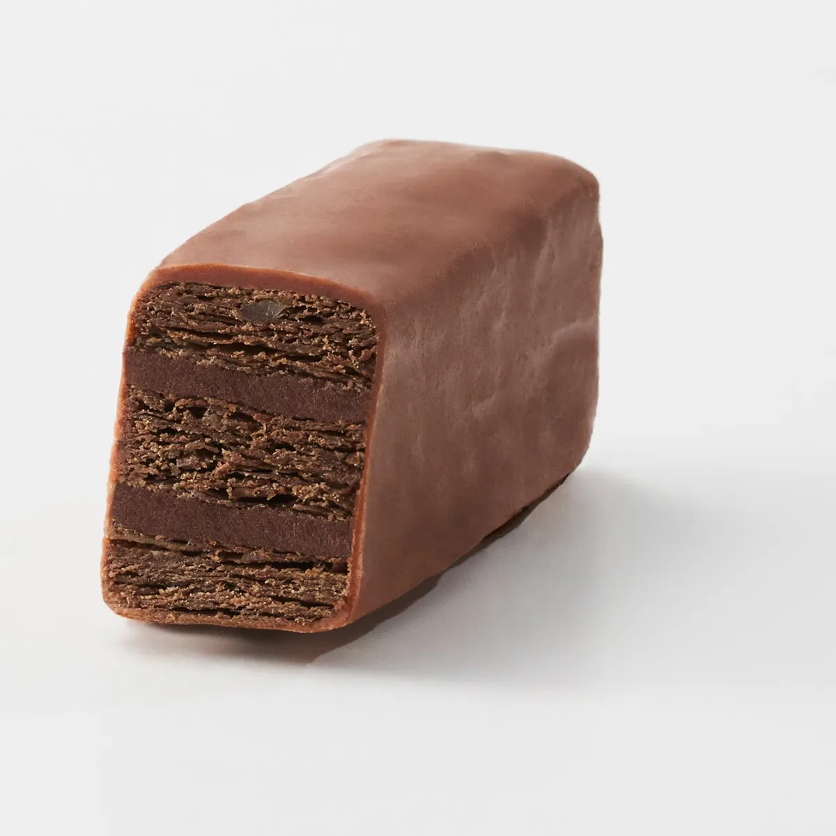 カカオフレーバーの断面。重なるパイ生地が贅沢な食感を生む