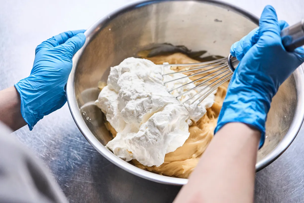 ボウルでなめらかに混ぜ合わされる生カスタードクリームの様子