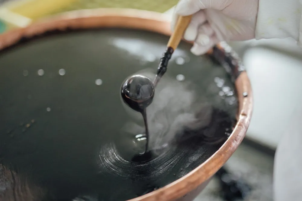 職人が一つひとつ丁寧に黒糖羊羹にくぐらせる「てんぷら」の工程