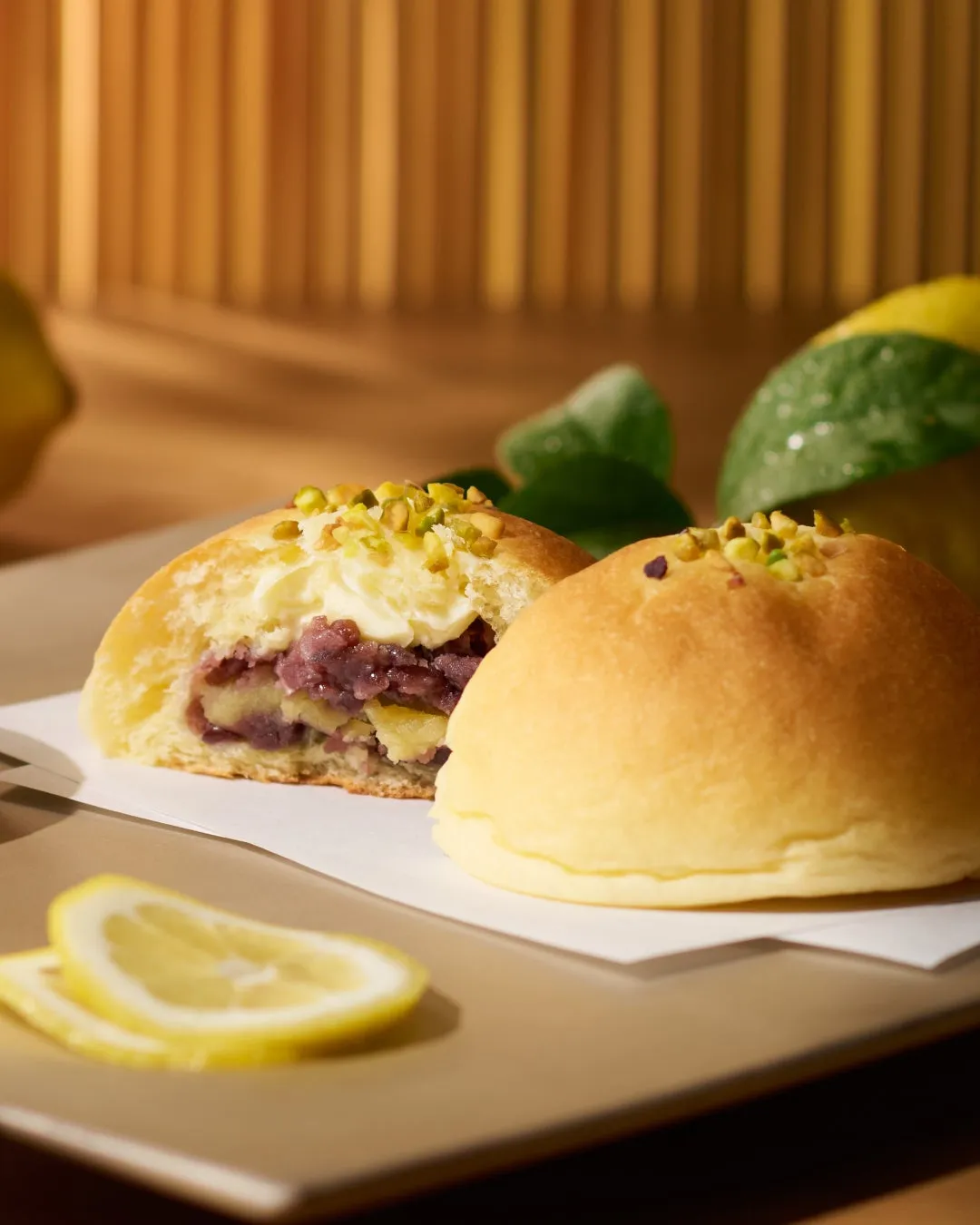 爽やかなレモンとピスタチオを添えたあんバタパン・檸檬