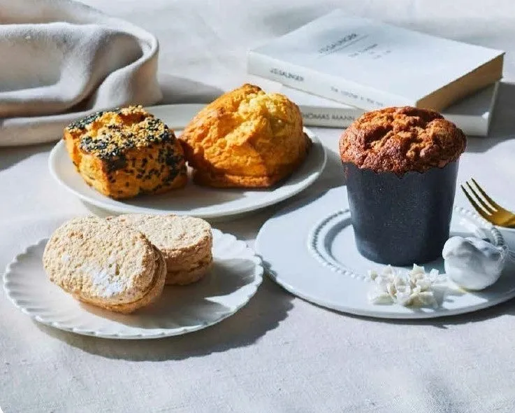 スコーンやマフィンなど多彩な焼き菓子の並び