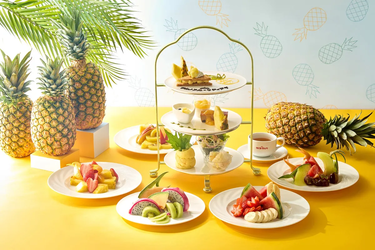 パイナップルをテーマにした豪華なアフタヌーンティーセットの全景