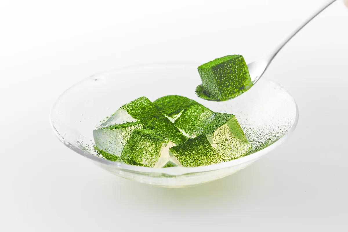 透明感のある寒天に抹茶をまぶした涼やかな一品