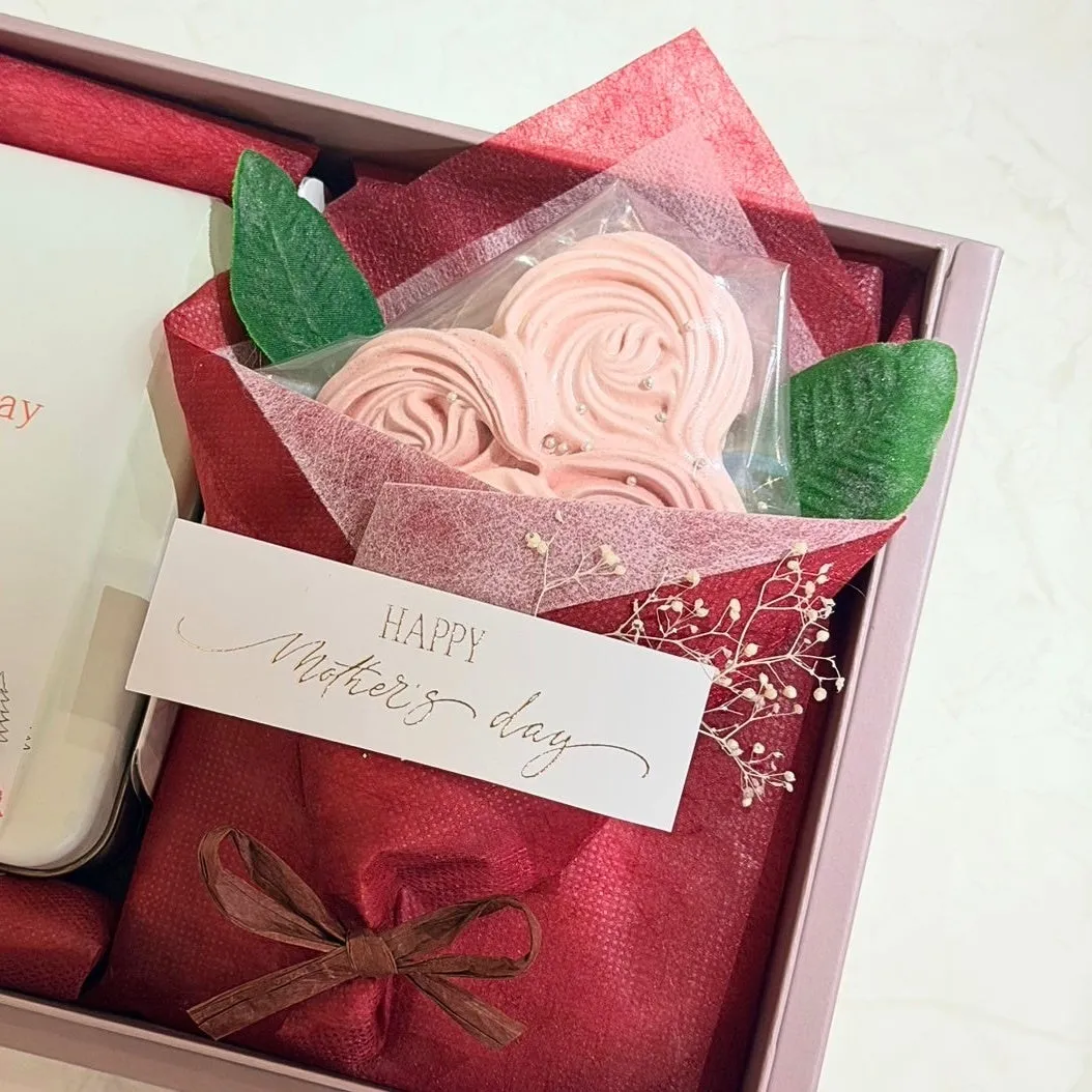 カーネーションを模したメレンゲ花束のアップ