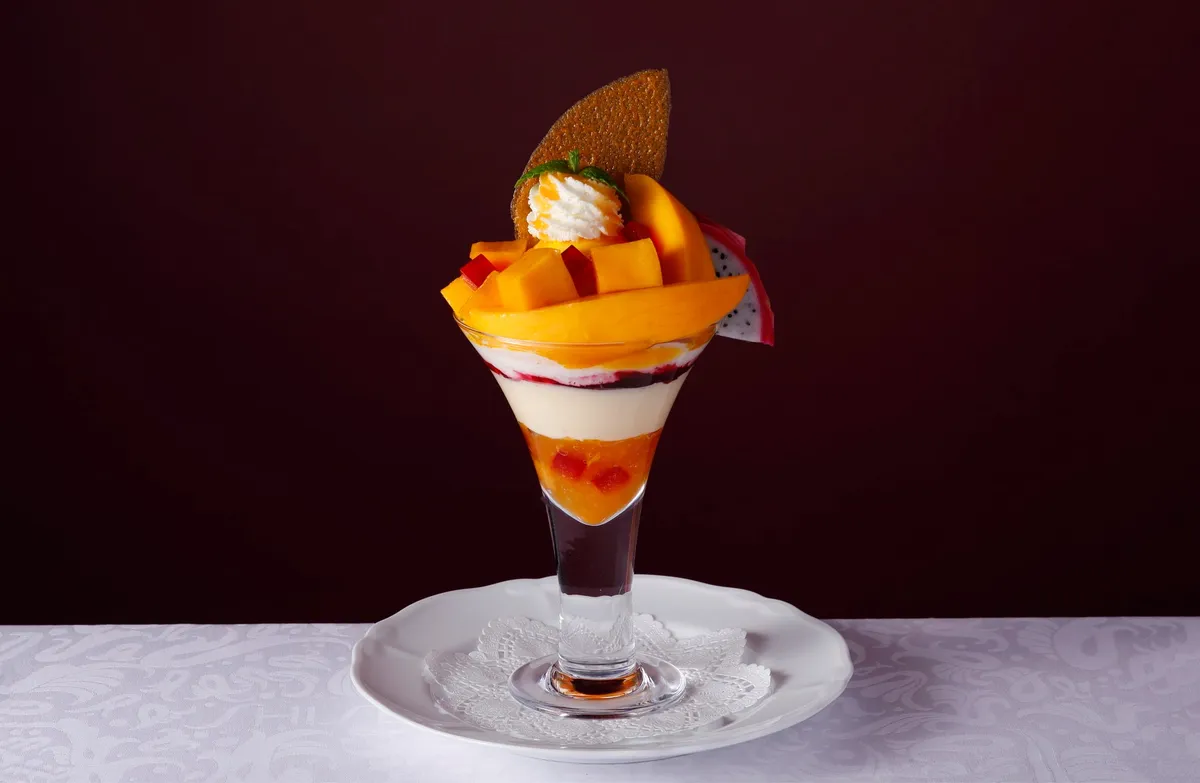 黄金色に輝くマンゴー「太陽のタマゴ」を贅沢に使用したロイヤルパフェ