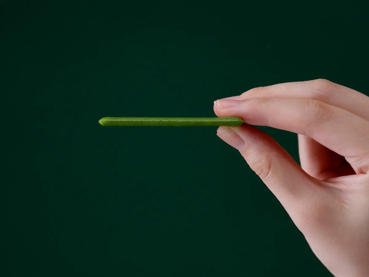 指先でつまめるほど極限まで薄く焼き上げられたラングドシャ