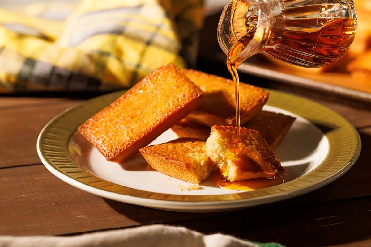 外はカリッと中はしっとり焼き上げられたメープルフィナンシェ