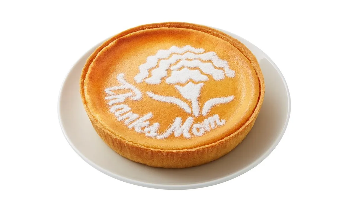 ホワイトチョコレートパウダーでカーネーションを描いた、母の日限定デザインの「デンマーククリームチーズケーキ」。