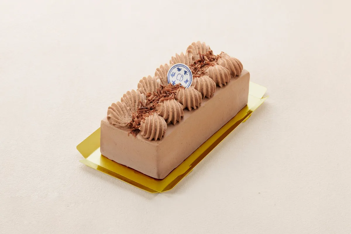 ゴールドのトレイに乗ったCHOCOLATE BOXの全体像