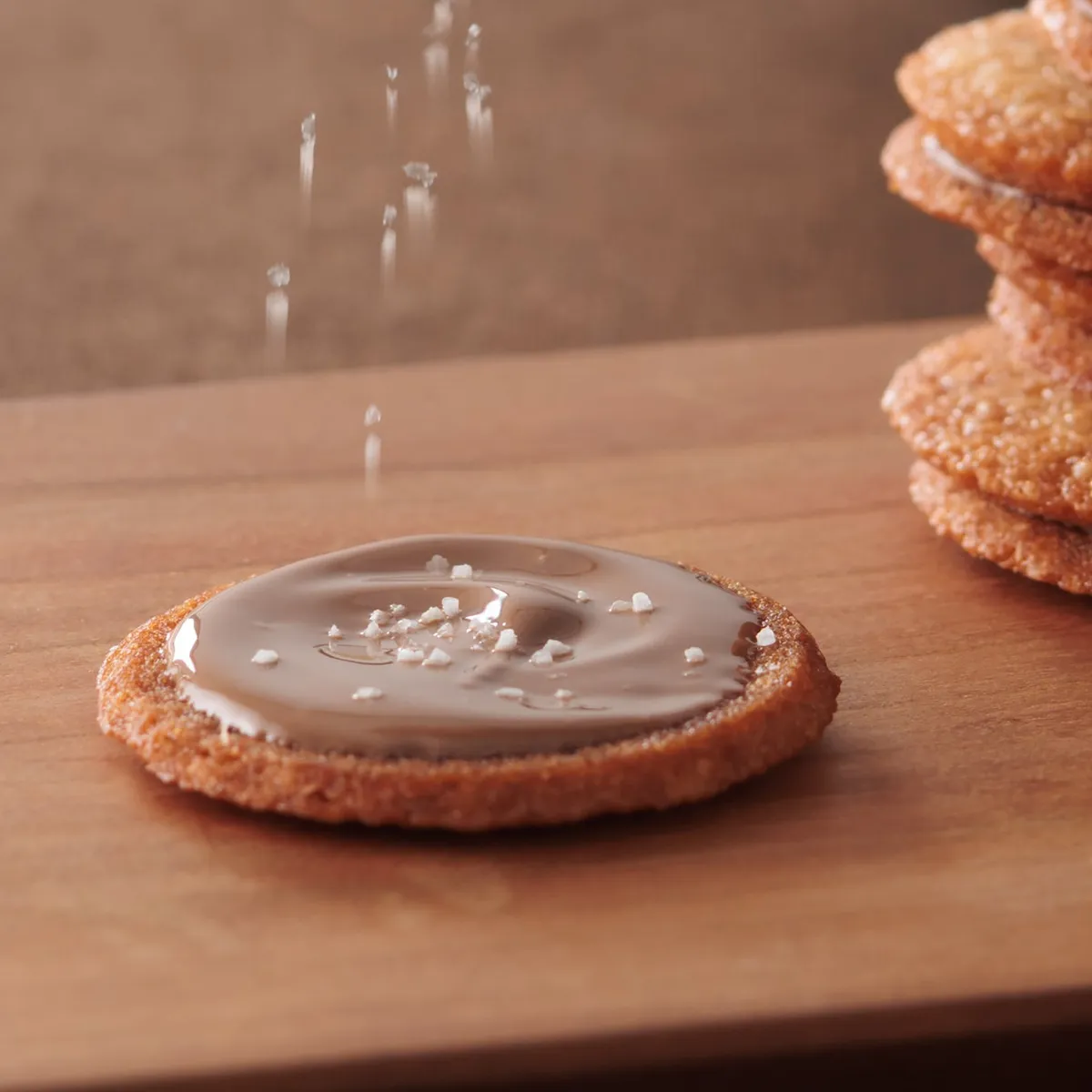 フランス産ゲランドの塩を振りかける仕上げの様子