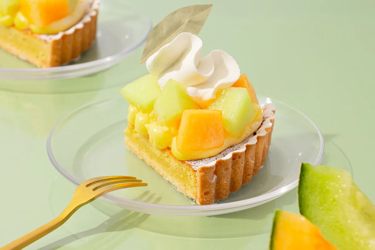 赤肉と青肉のメロンをトッピングしたタルト