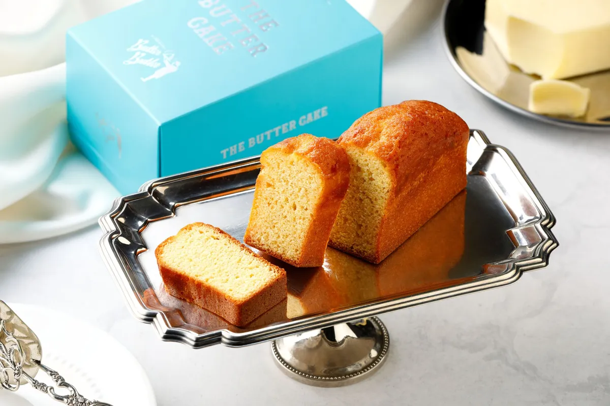 美しい焼き色のバターケーキと水色のギフトボックス