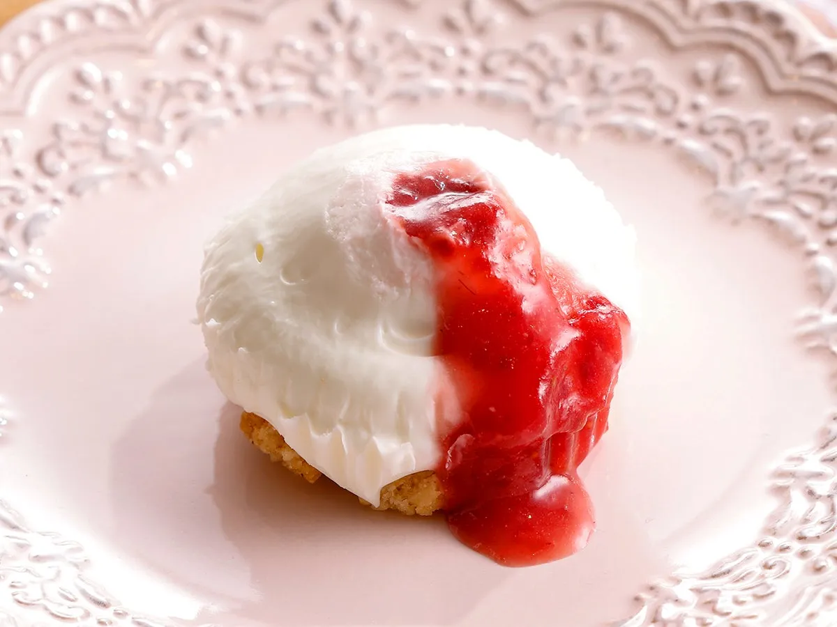 とろりとしたソースの質感が美しい、レアチーズケーキのアップ写真