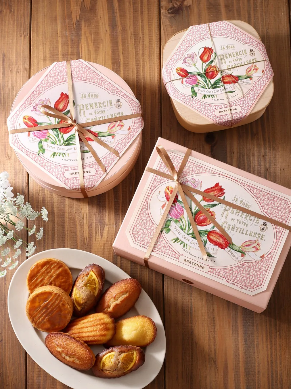 チューリップが描かれた華やかなギフトボックス