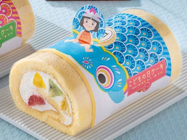 青いこいのぼりラッピングのロールケーキ
