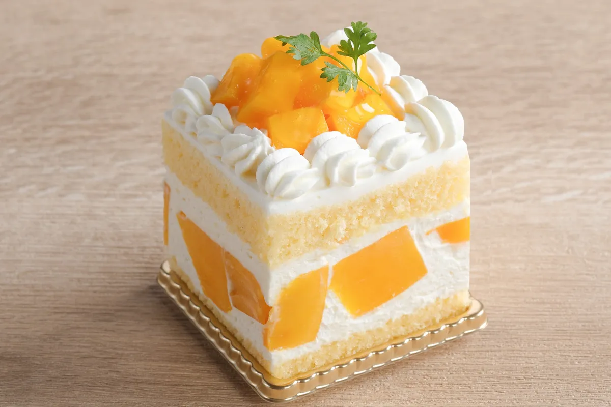 大きなマンゴーがのったショートケーキ