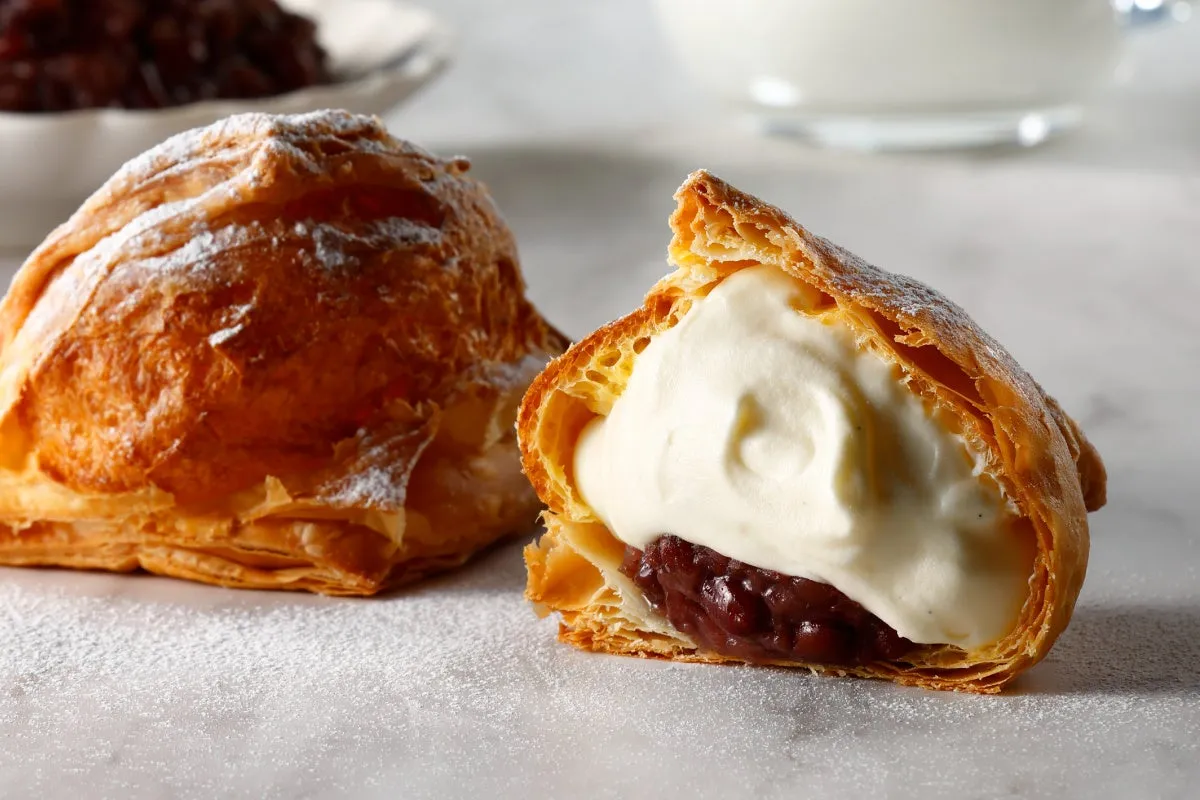 サクサクのパイ生地に北海道ミルククリームと粒あんを合わせたミルクパイ