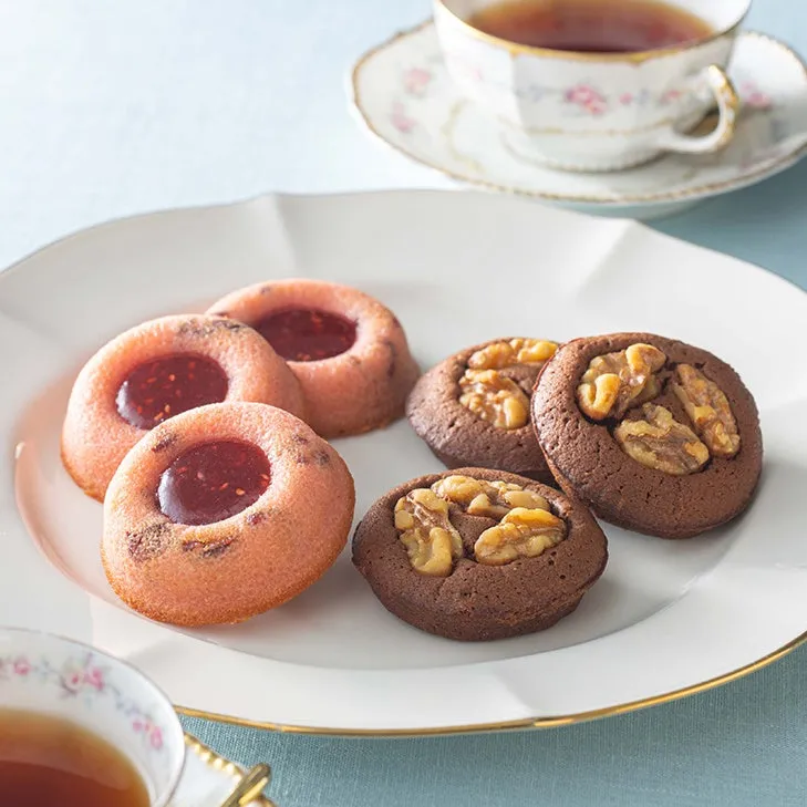 限定アソートメントの焼き菓子と紅茶
