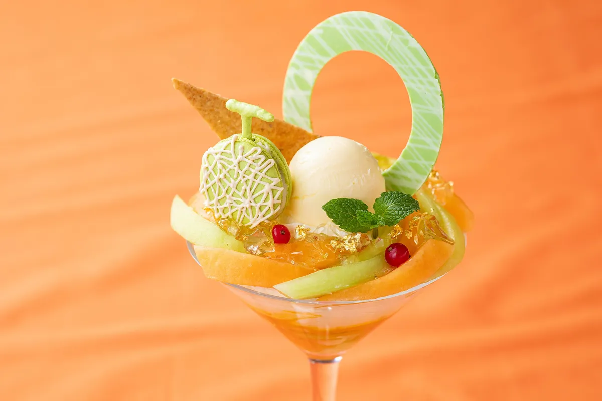 メロンのマカロンが添えられた、見た目も華やかなメロンパフェ