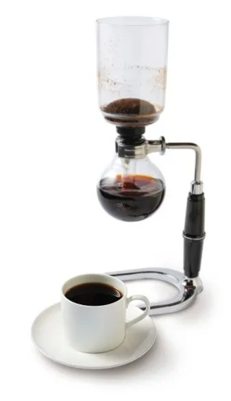 丁寧にサイフォンで抽出される、香り高いオリジナルブレンドコーヒー