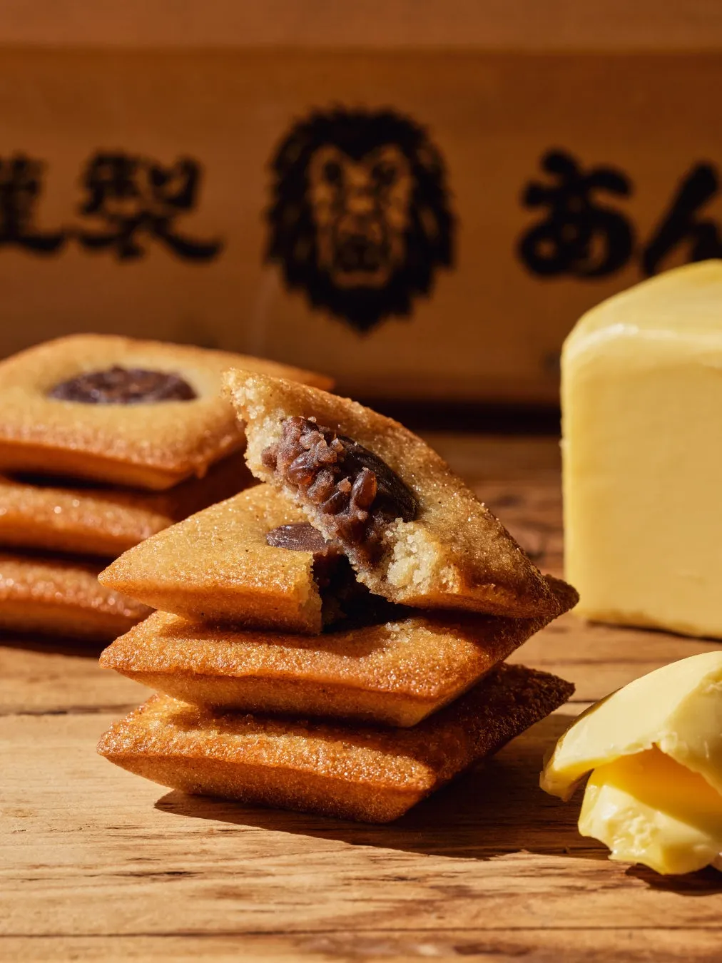 しっとり焼き上げたあんバタフィナンシェの断面