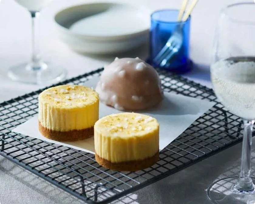 塩をトッピングした濃厚なチーズケーキ