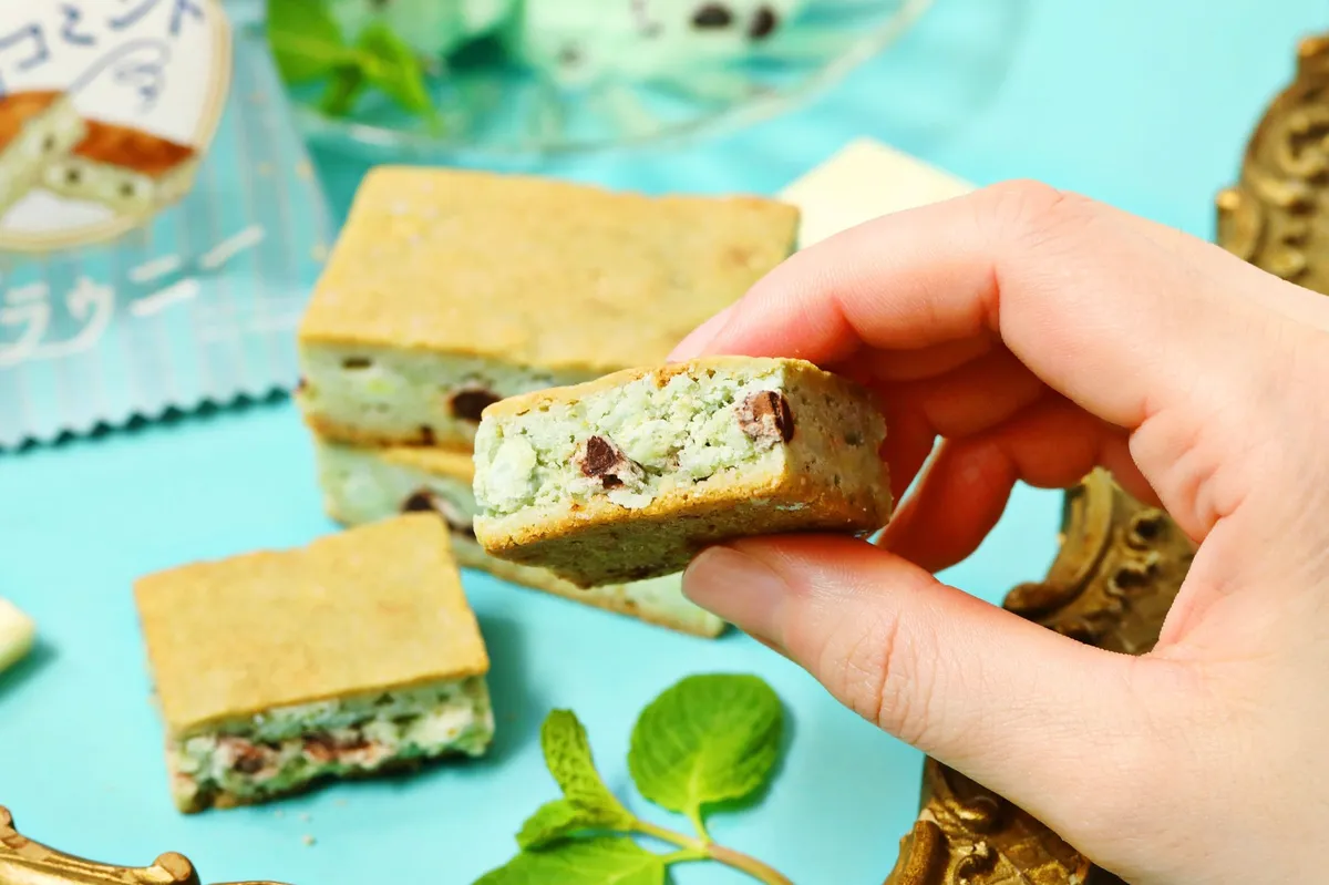 白いチョコミントブラウニーの断面。ホワイトチョコ生地の優しい色合い