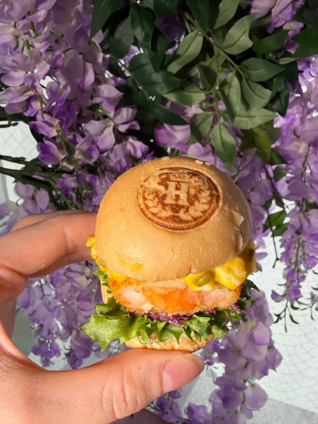 HAUTE COUTURE CAFEのロゴが刻印された海老カツのミニバーガー